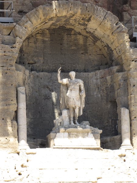 orange_beeld van keizer.jpg - In de centrale nis van de theaterwand staat een standbeeld van keizer Augustus.